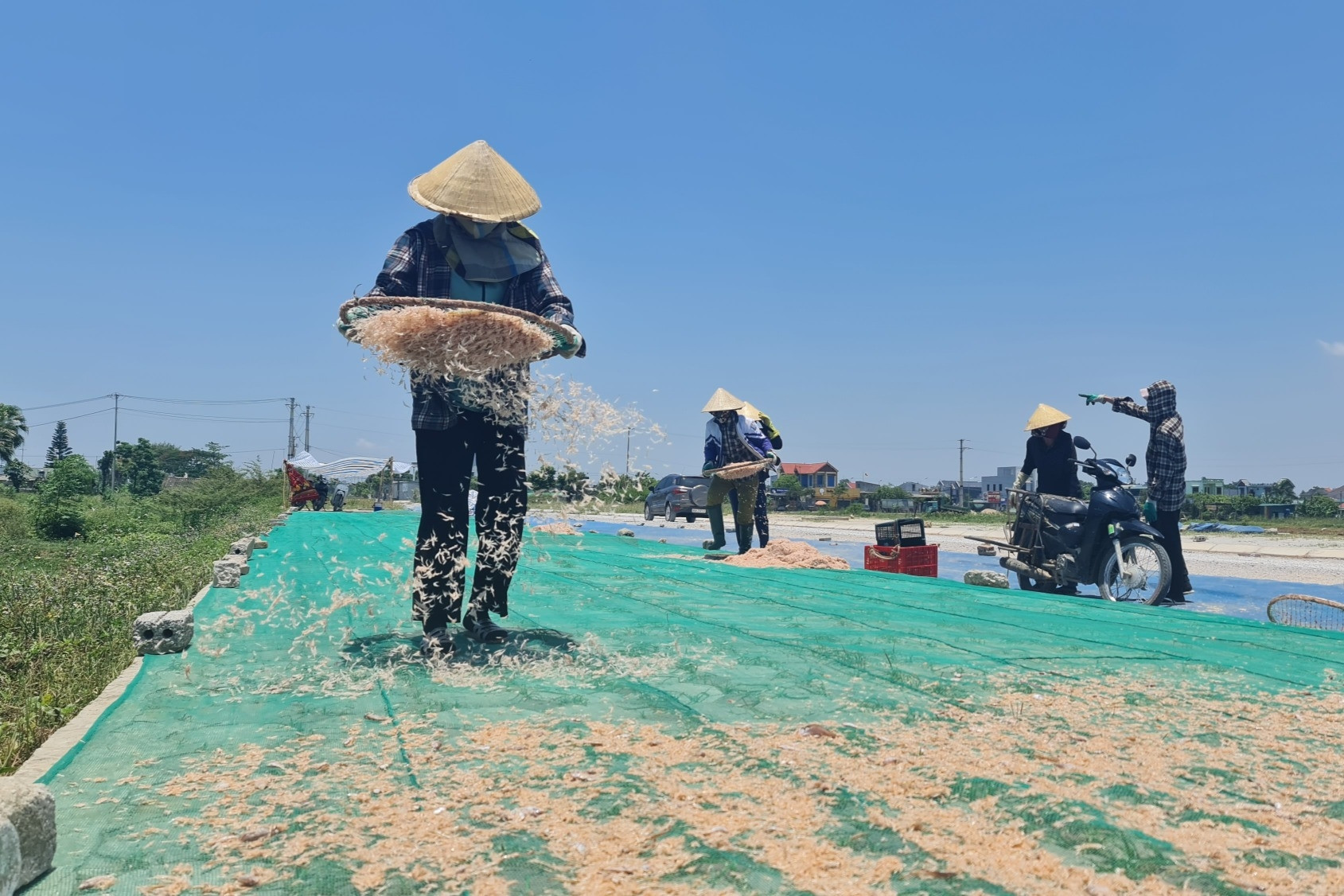 Dựng lều giữa trưa nắng phơi moi, ngả lưng trên chiếc xe bỏng rát