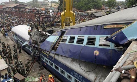 Ấn Độ: Tàu hỏa đâm nhau, 15 người chết