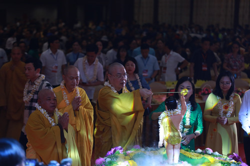 Hàng nghìn người tham gia đại lễ Phật Đản ở chùa Tam Chúc