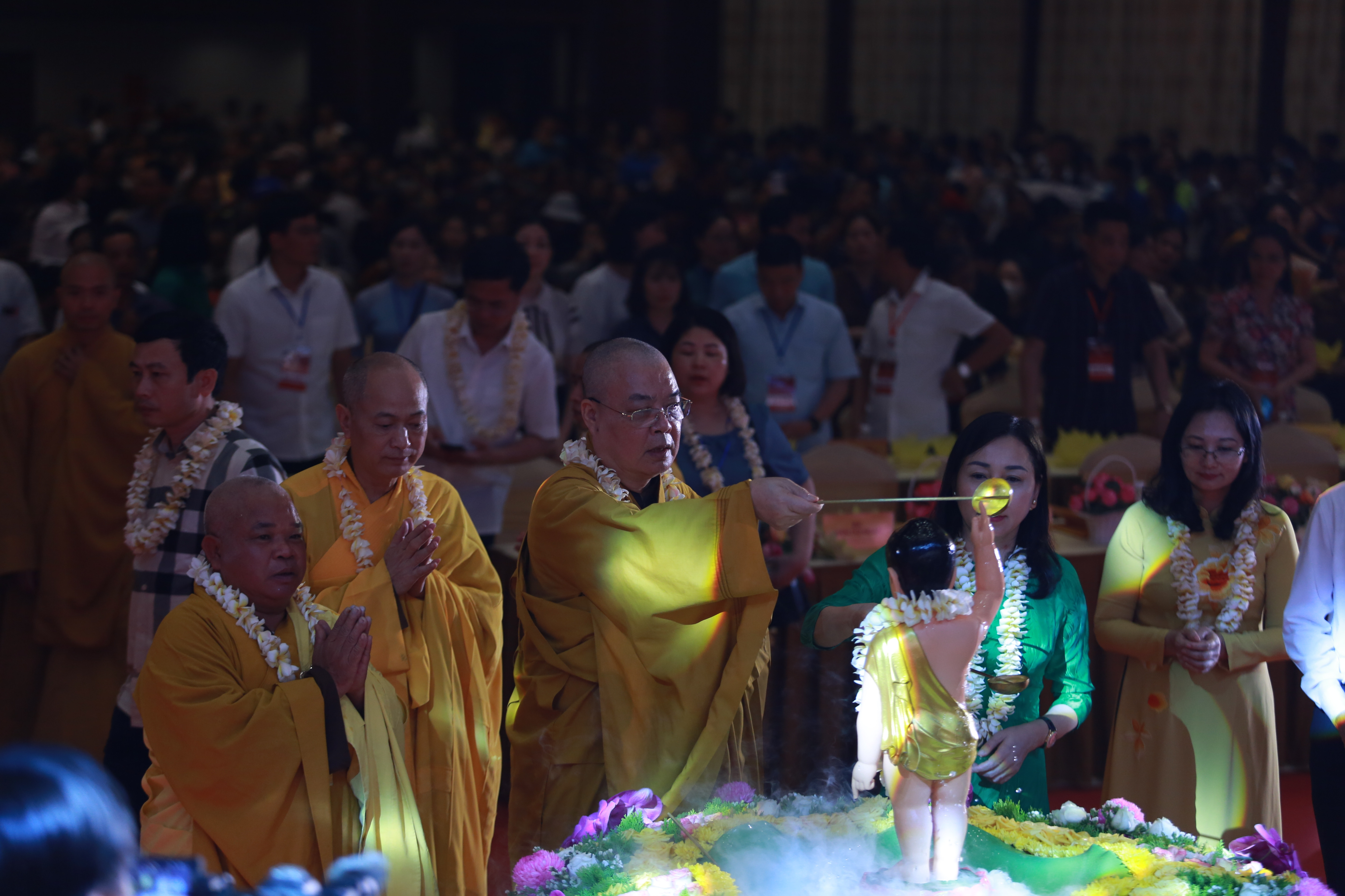 Hàng nghìn người tham gia đại lễ Phật Đản ở chùa Tam Chúc