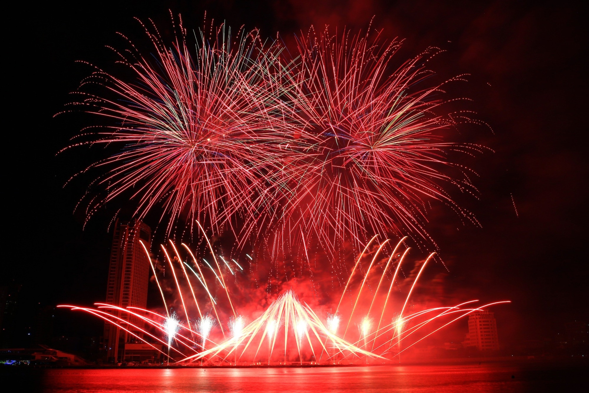 Hình ảnh 'đại tiệc' ánh sáng trong đêm khai mạc lễ hội pháo hoa quốc tế Đà Nẵng