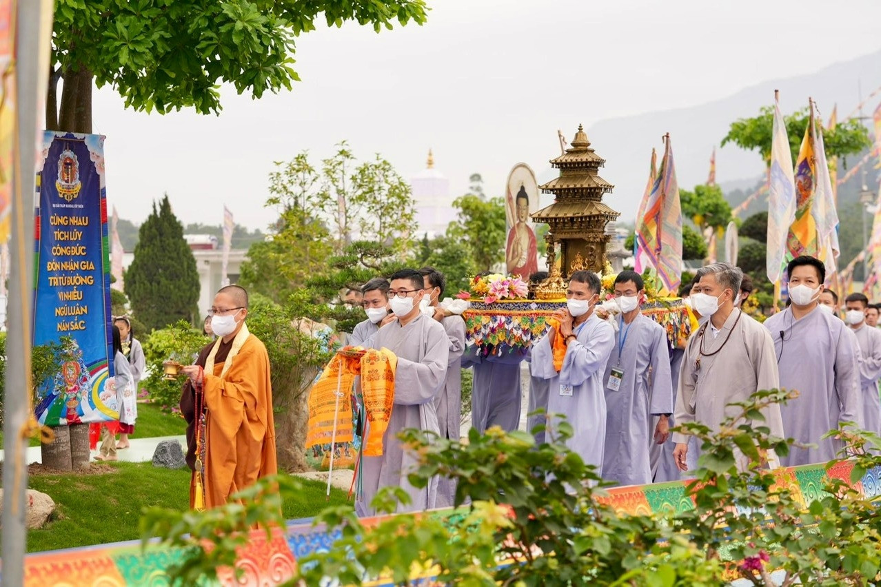 Nhiều hoạt động đặc sắc mừng Phật đản tại Đại Bảo tháp Mandala Tây Thiên