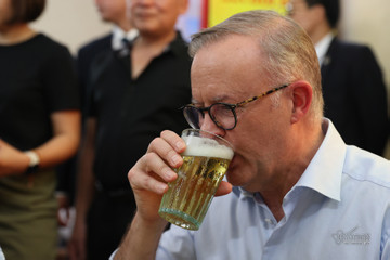 Thủ tướng Australia uống bia hơi Hà Nội, thưởng thức bánh mì