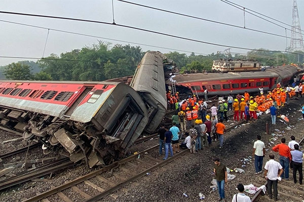 Toàn cảnh tai nạn đường sắt thảm khốc ở Ấn Độ khiến gần 300 người thiệt mạng