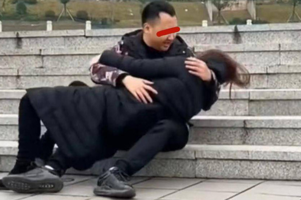 Cặp đôi yêu 8 năm ôm nhau khóc nức nở vì phải chia tay do tiền sính lễ