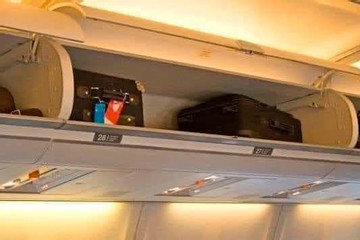 Lời cảnh báo của cô gái suýt rước hoạ vào thân vì giúp đỡ người lạ trên máy bay