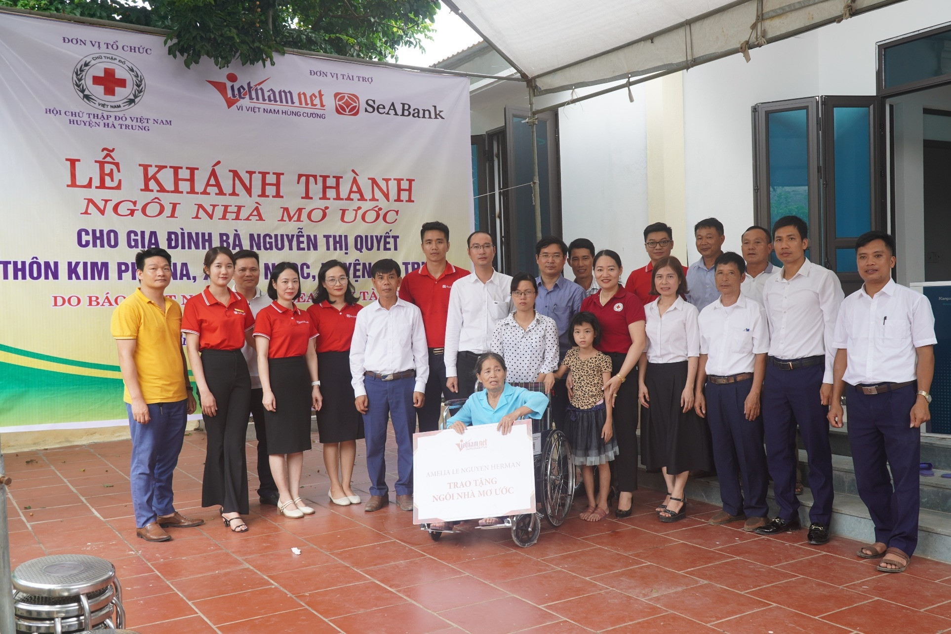 Người phụ nữ mù loà bệnh tật hạnh phúc đón nhận Ngôi nhà mơ ước 