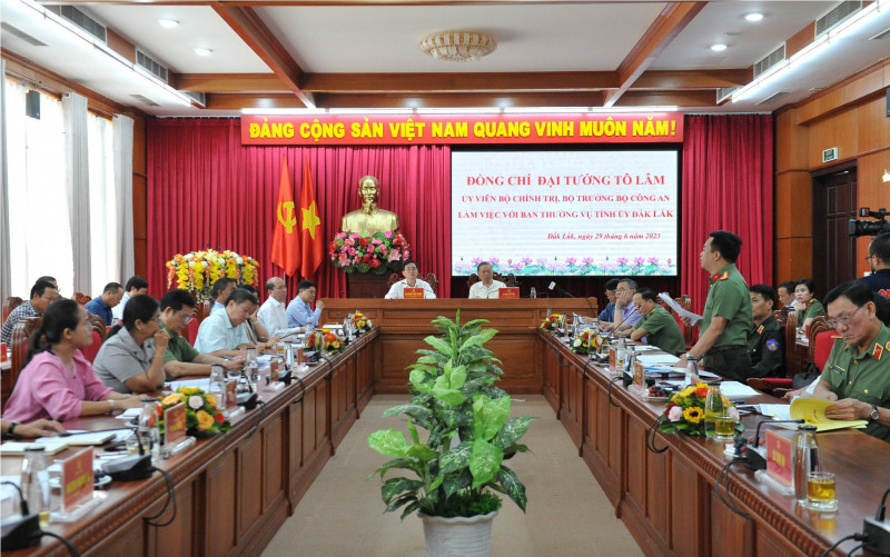 Bộ trưởng Tô Lâm trao bằng khen cho 5 người dân tham gia bắt khủng bố ở Đắk Lắk