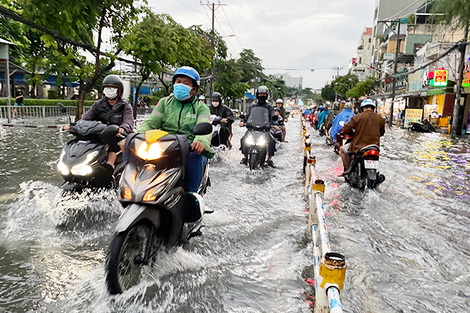 TP.HCM: Mưa lớn gây ngập sâu, nhiều xe chết máy, tài xế ngán ngẩm