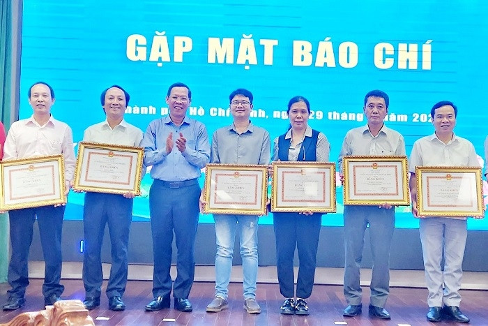 UBND TP.HCM trao 5 bằng khen cho báo VietNamNet