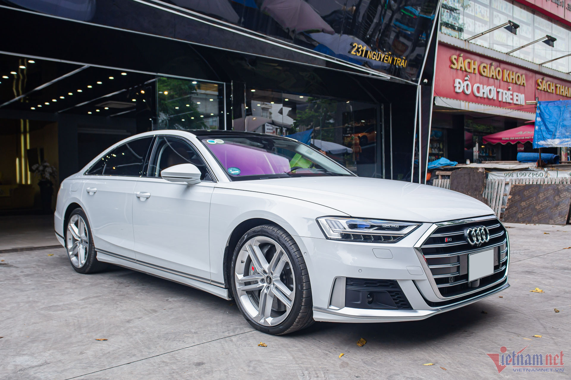 Giá xe Audi S8 2020 hạ giá hơn 1 tỷ đồng vẫn nằm showroom do kén khách