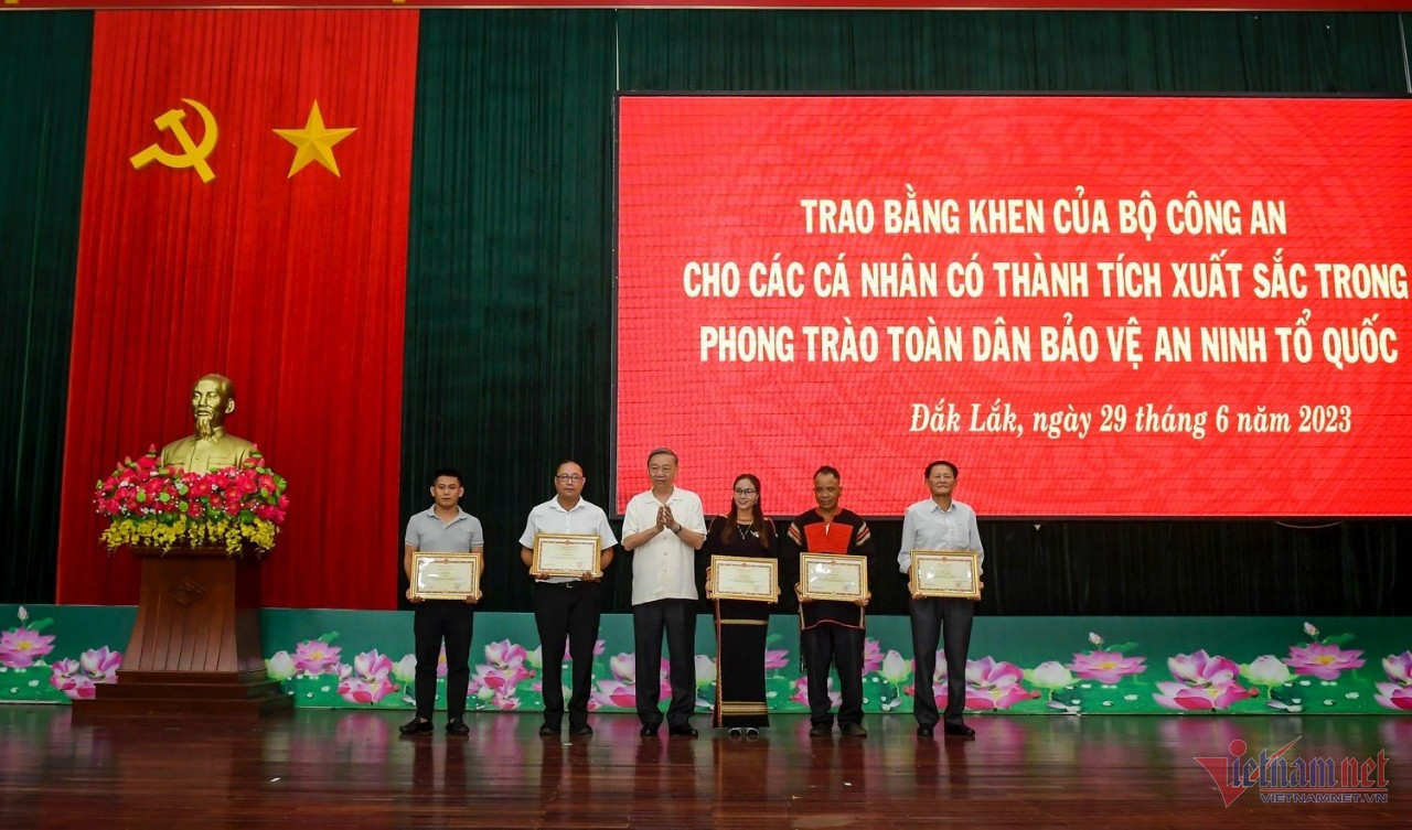 Bộ trưởng Tô Lâm trao bằng khen cho 5 người dân tham gia bắt khủng bố ở Đắk Lắk