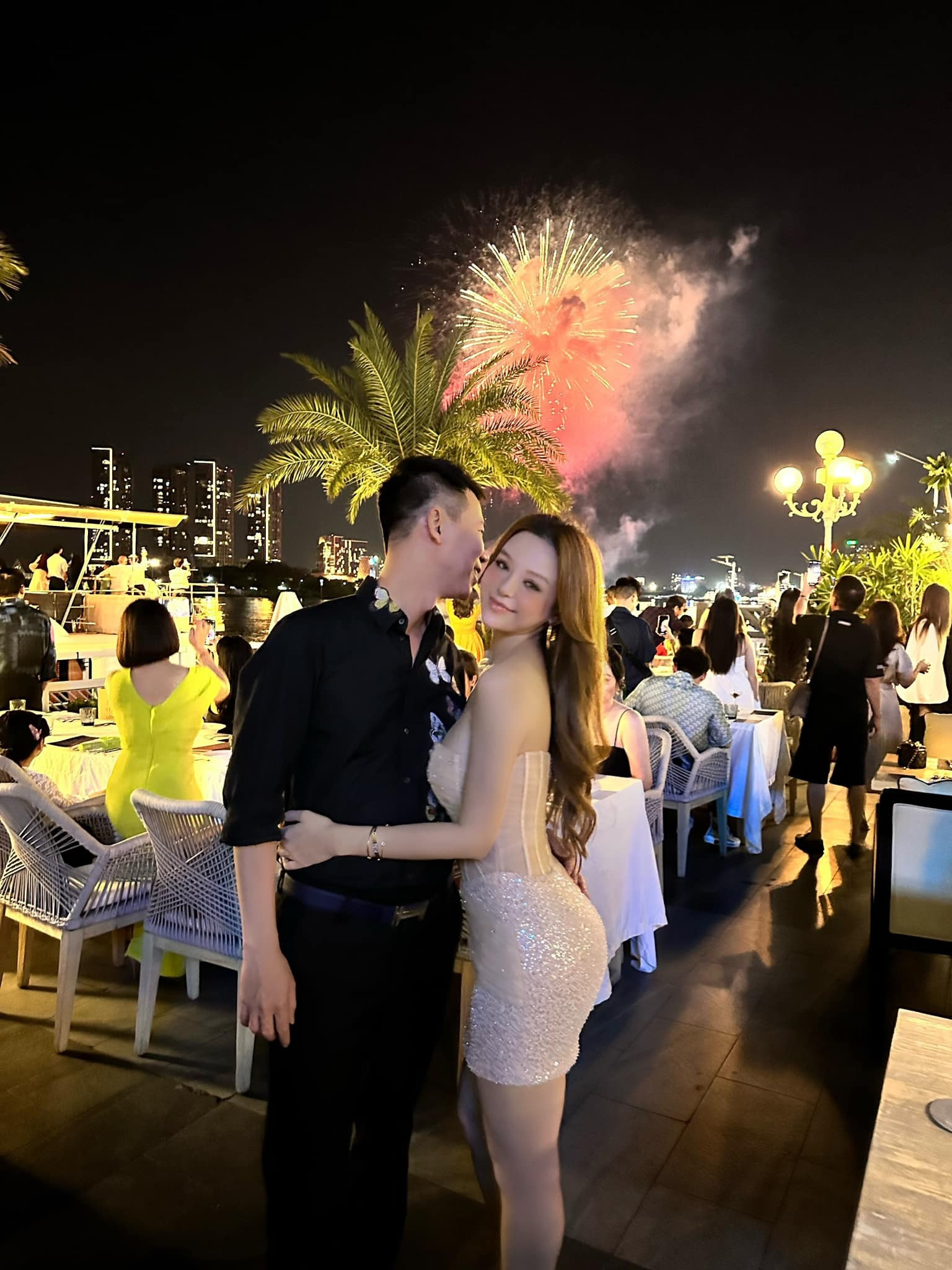 Cựu hot girl Huyền Baby: Nhan sắc không tuổi, chồng cho 24 tỷ đồng tiêu vặt - 12