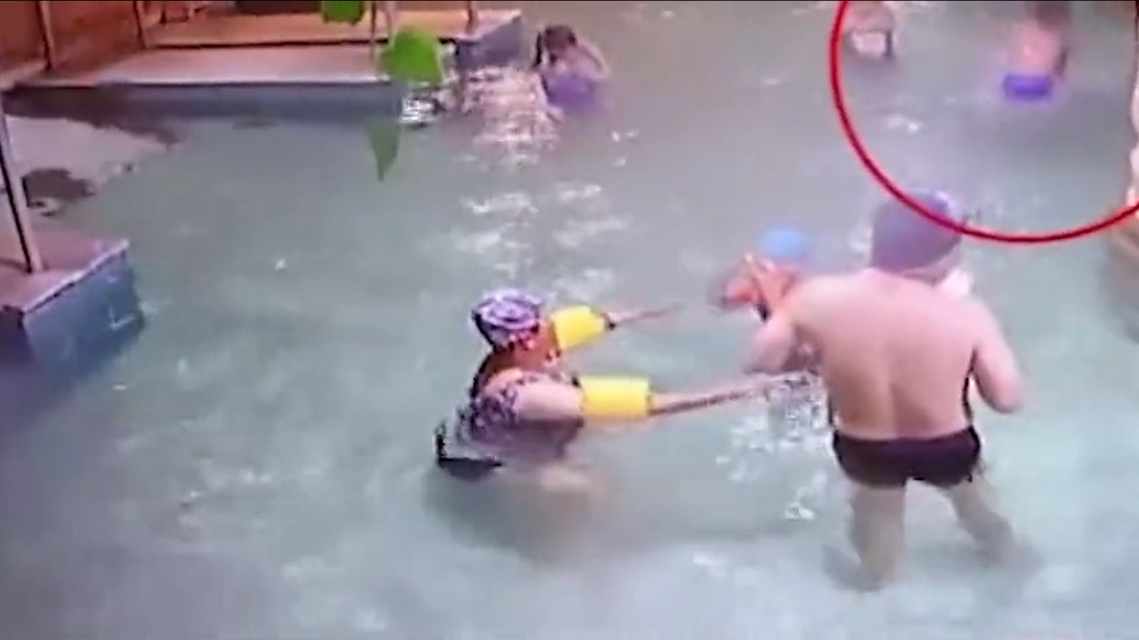 Thảm kịch bé trai 9 tuổi chết đuối giữa bể bơi đông người