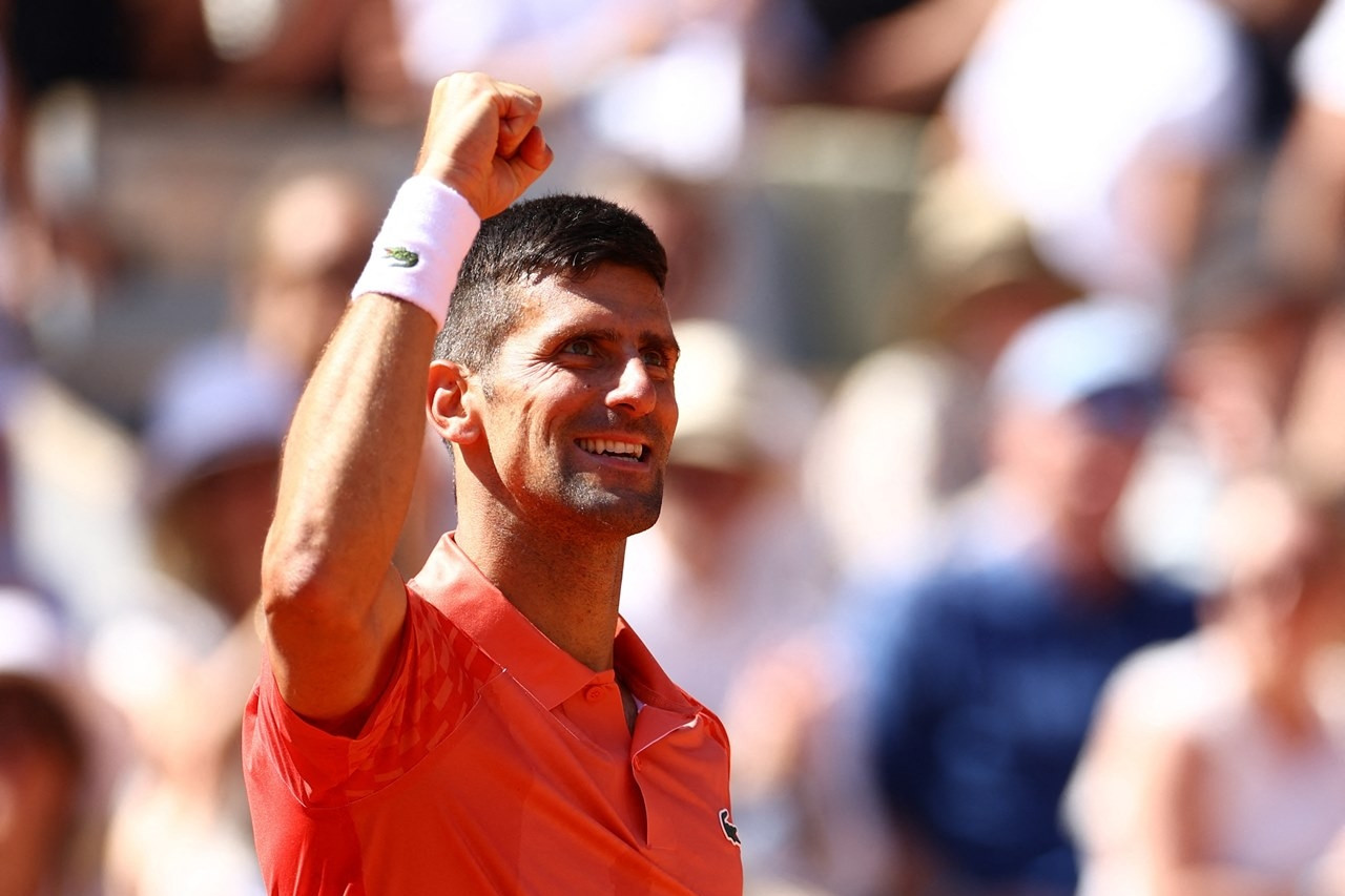 Djokovic lấy vé tứ kết Roland Garros dễ như đi dạo