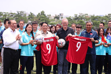 Hai Thủ tướng Việt Nam và  Australia thích thú với món quà từ tuyển bóng đá nữ