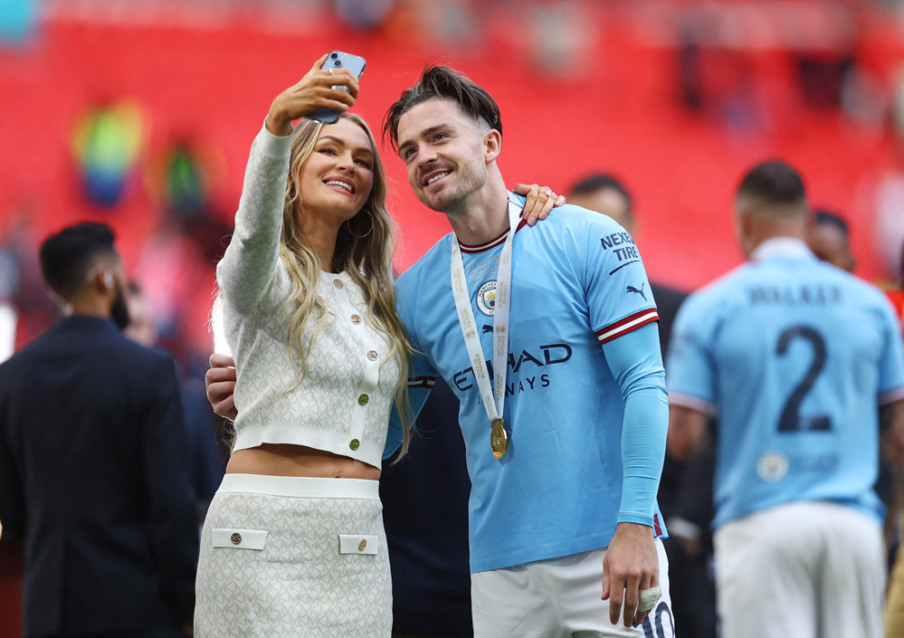 Jack Grealish 'selfie' ăn mừng cùng nữ MC xinh đẹp