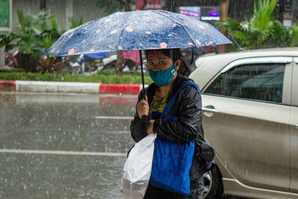 Nắng nóng suy giảm ở miền Bắc, mưa đến rất to 'đổ bộ' chiều tối