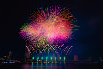 Những khoảnh khắc ấn tượng đêm khai mạc lễ hội pháo hoa Đà Nẵng