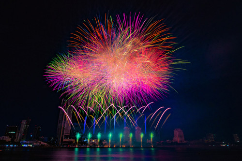 Những khoảnh khắc ấn tượng đêm khai mạc lễ hội pháo hoa Đà Nẵng