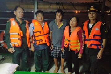 Sà lan chìm trên sông, 2 người được bộ đội biên phòng cứu sống