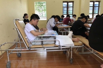 Thí sinh ở Hưng Yên làm bài thi lớp 10 trên cáng cứu thương