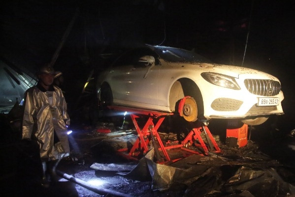9 ô tô bị cháy sau vụ hỏa hoạn tại xưởng sửa chữa ở Hà Nội