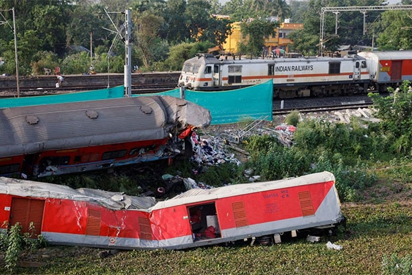 Ấn Độ điều tra hệ thống quản lý đường ray, tìm nguyên nhân tai nạn tàu thảm khốc