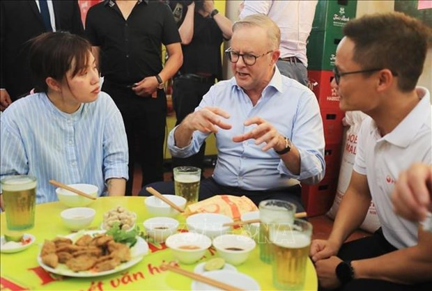 Australian PM savours Vietnamese foods, drinks locally brewed beer hinh anh 1