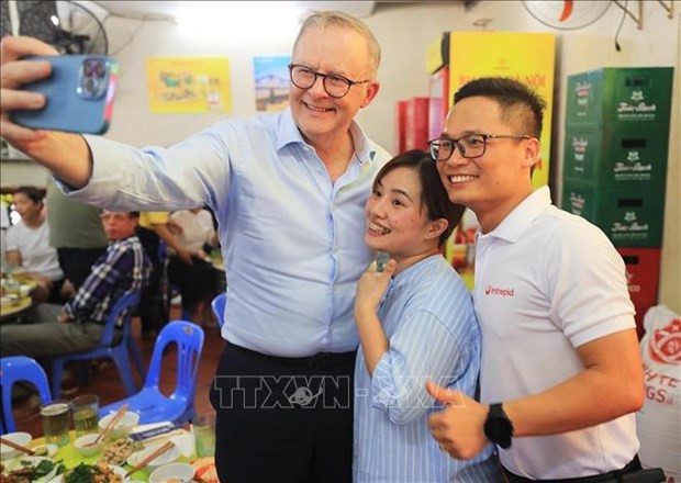 Australian PM savours Vietnamese foods, drinks locally brewed beer hinh anh 4