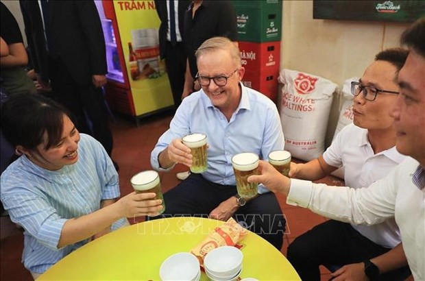Australian PM savours Vietnamese foods, drinks locally brewed beer hinh anh 6