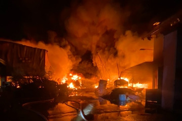 Cháy lớn thiêu thành tro hơn 3.200m2 nhà xưởng của 3 công ty ở Long An