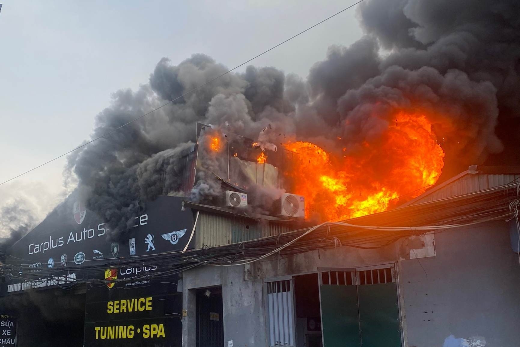 Cháy xưởng sửa ô tô tại Hà Nội, cột khói đen bốc cao hàng chục mét