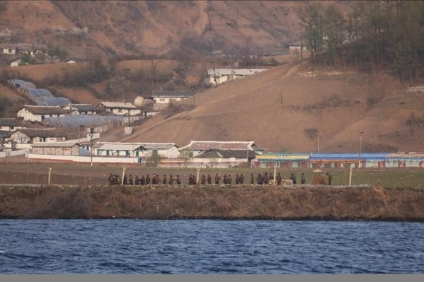 Chùm ảnh cuộc sống làng quê Triều Tiên nhìn từ bên kia biên giới