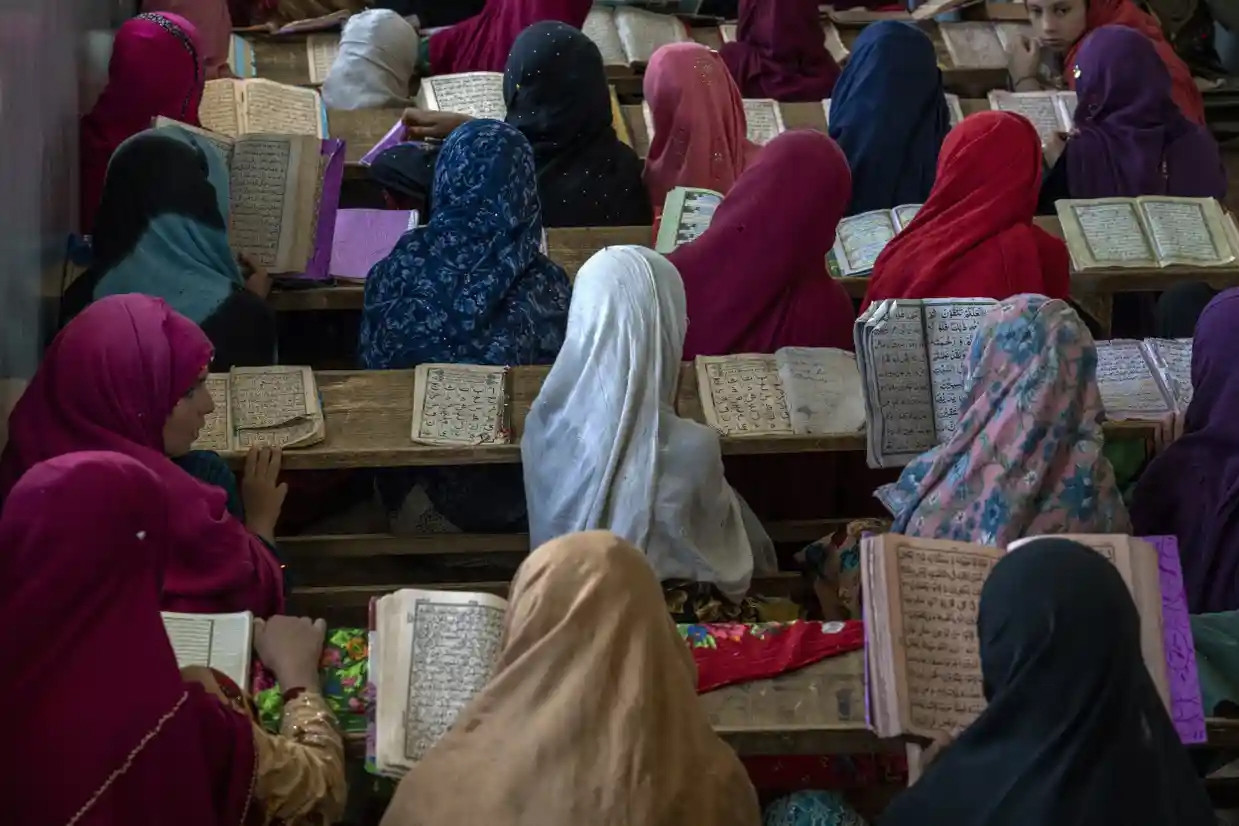 Gần 80 nữ sinh ở Afghanistan nghi bị đầu độc