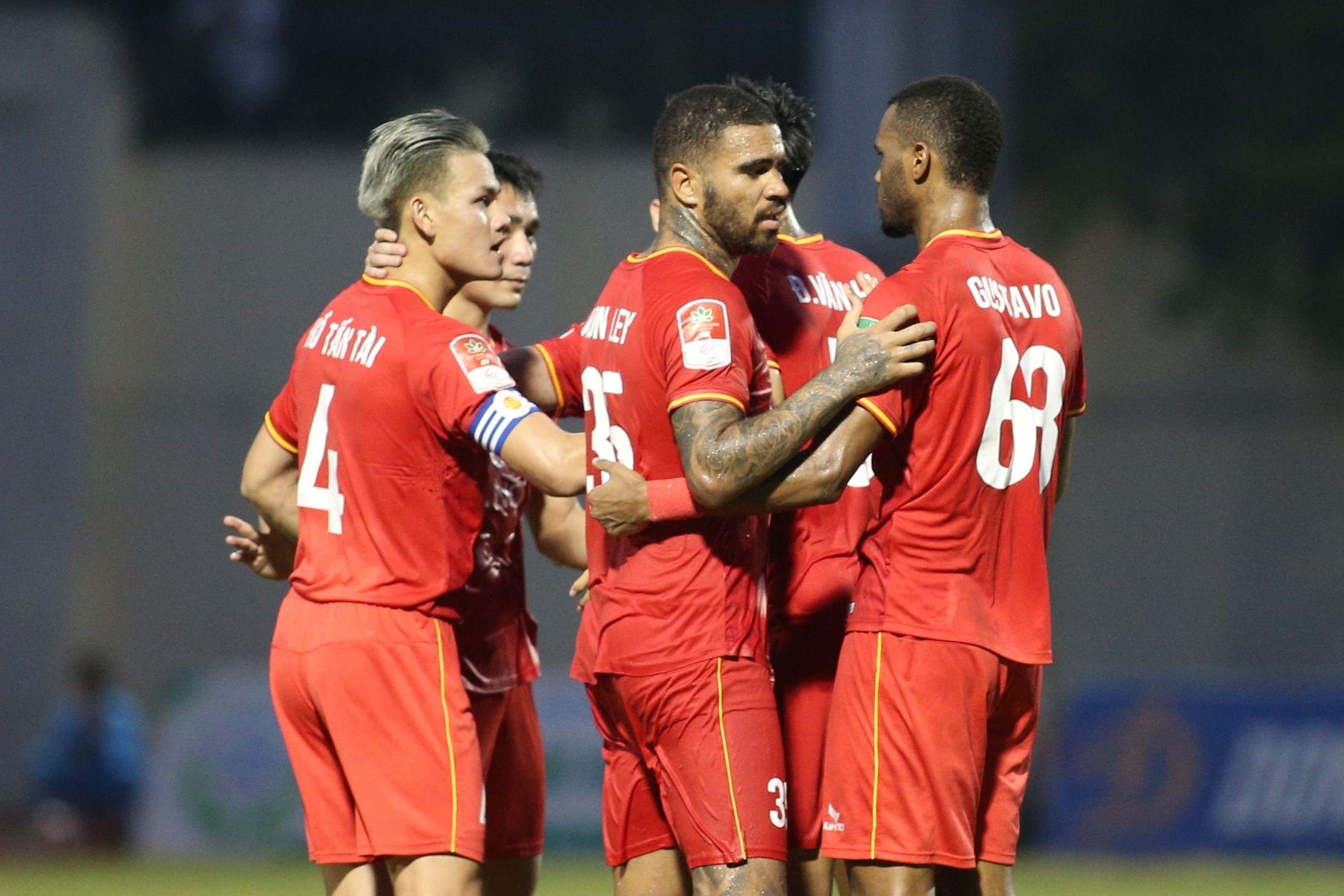 HLV CAHN tuyên bố đua vô địch V-League nếu có... Quang Hải