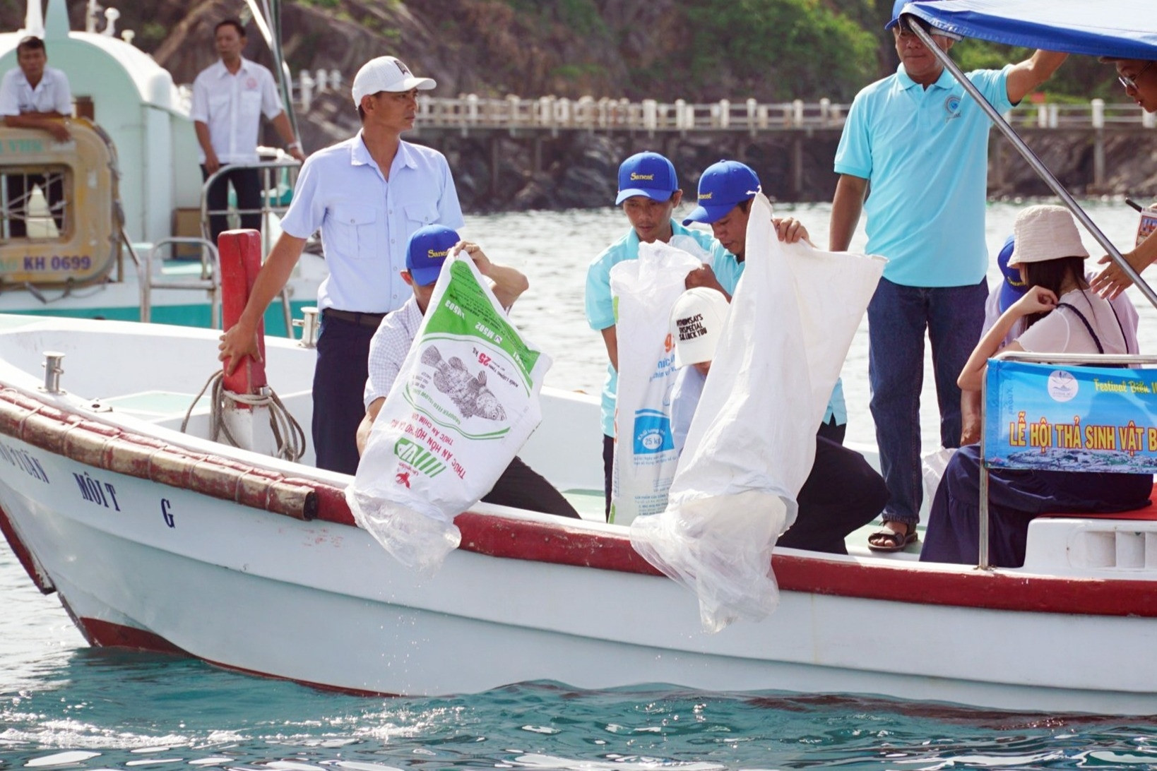Hơn 10.000 con cá giống được thả xuống vịnh Nha Trang