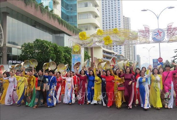 Khanh Hoa sea festival: Over 6,000 join Ao dai parade