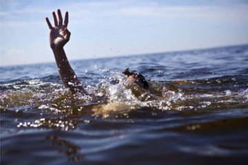 Nhóm du khách ở Hà Nội bị đuối nước tại bãi tắm Quan Lạn, 1 người tử vong