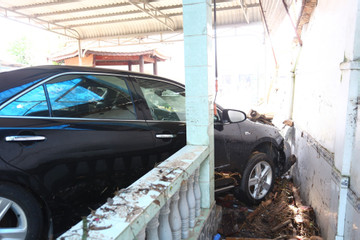 Ô tô trôi góc nhà, tường bao đổ sập sau 'cơn lũ lịch sử' ở Đồng Nai