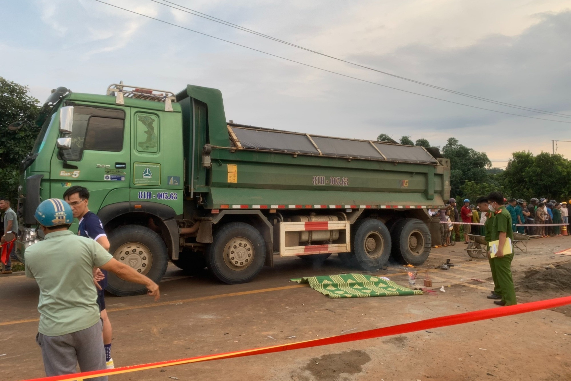 Tai nạn thảm khốc, gia đình 3 người bị xe tải tông tử vong ở Gia Lai
