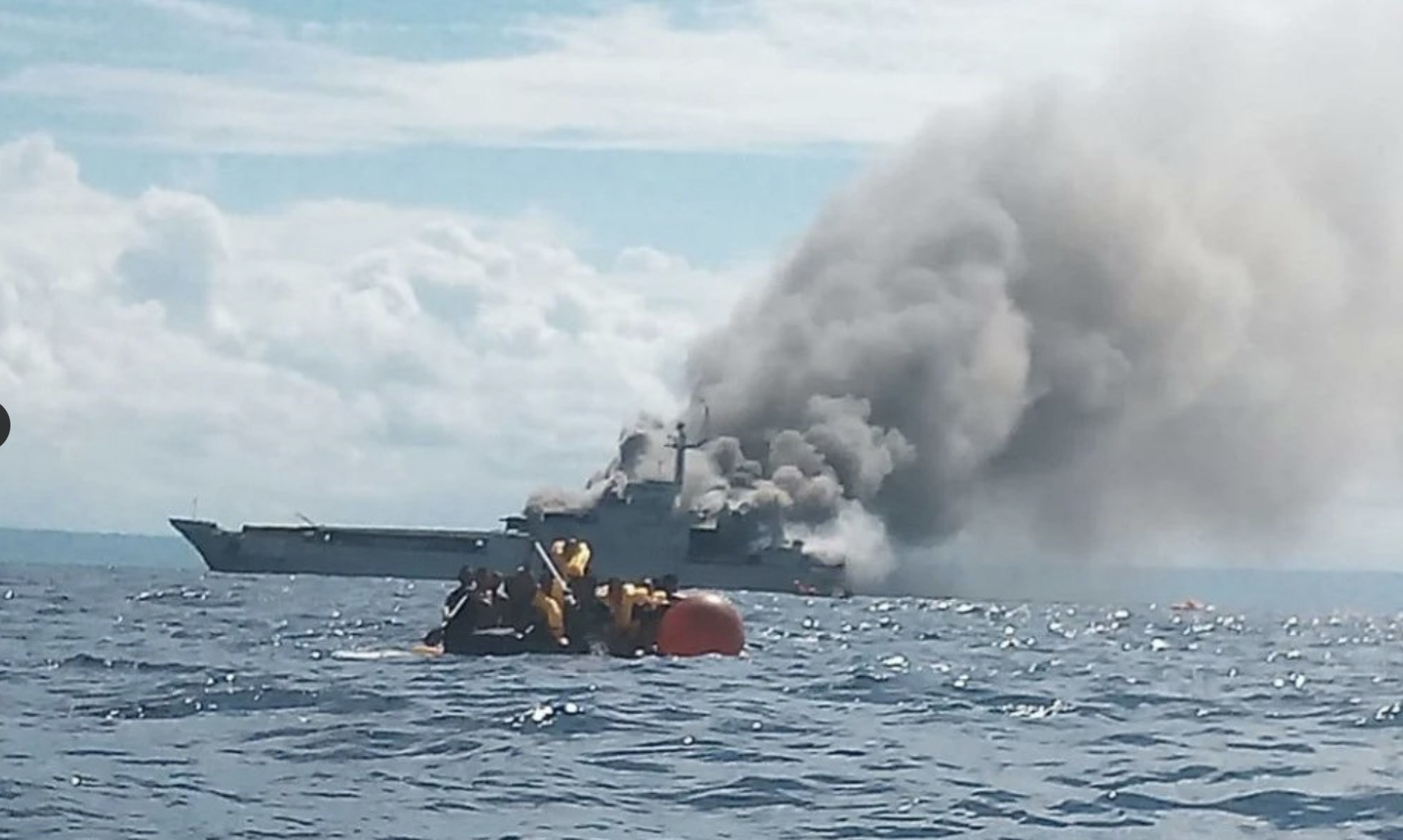 Tàu chiến Indonesia bốc cháy khi đang tuần tra