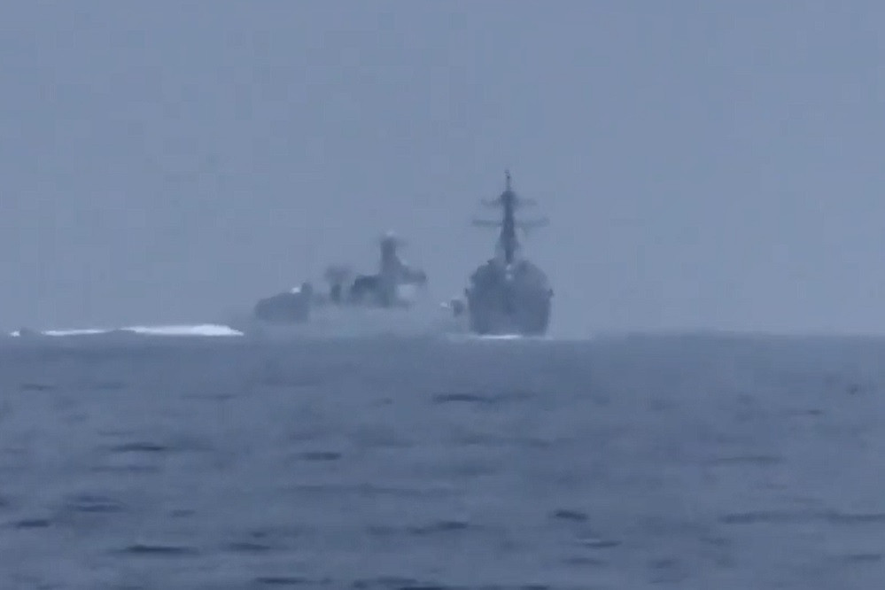 Video khoảnh khắc tàu chiến Mỹ và Trung Quốc suýt va chạm ở eo biển Đài Loan