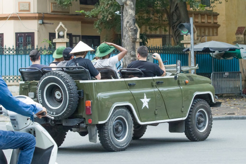 Xe UAZ chở du khách trên phố Hà Nội bị chê thiếu an toàn