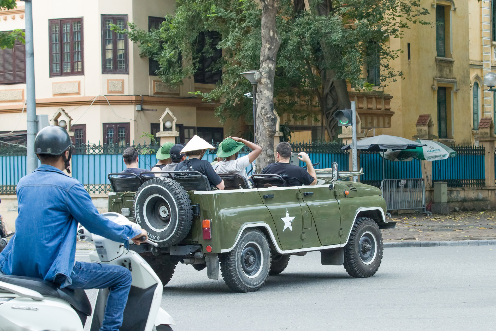 Xe UAZ chở du khách trên phố Hà Nội bị chê thiếu an toàn