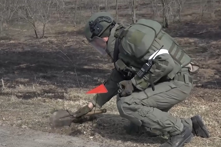 Xem công binh Nga rà phá bom mìn trong khu vực chiến sự ở Ukraine