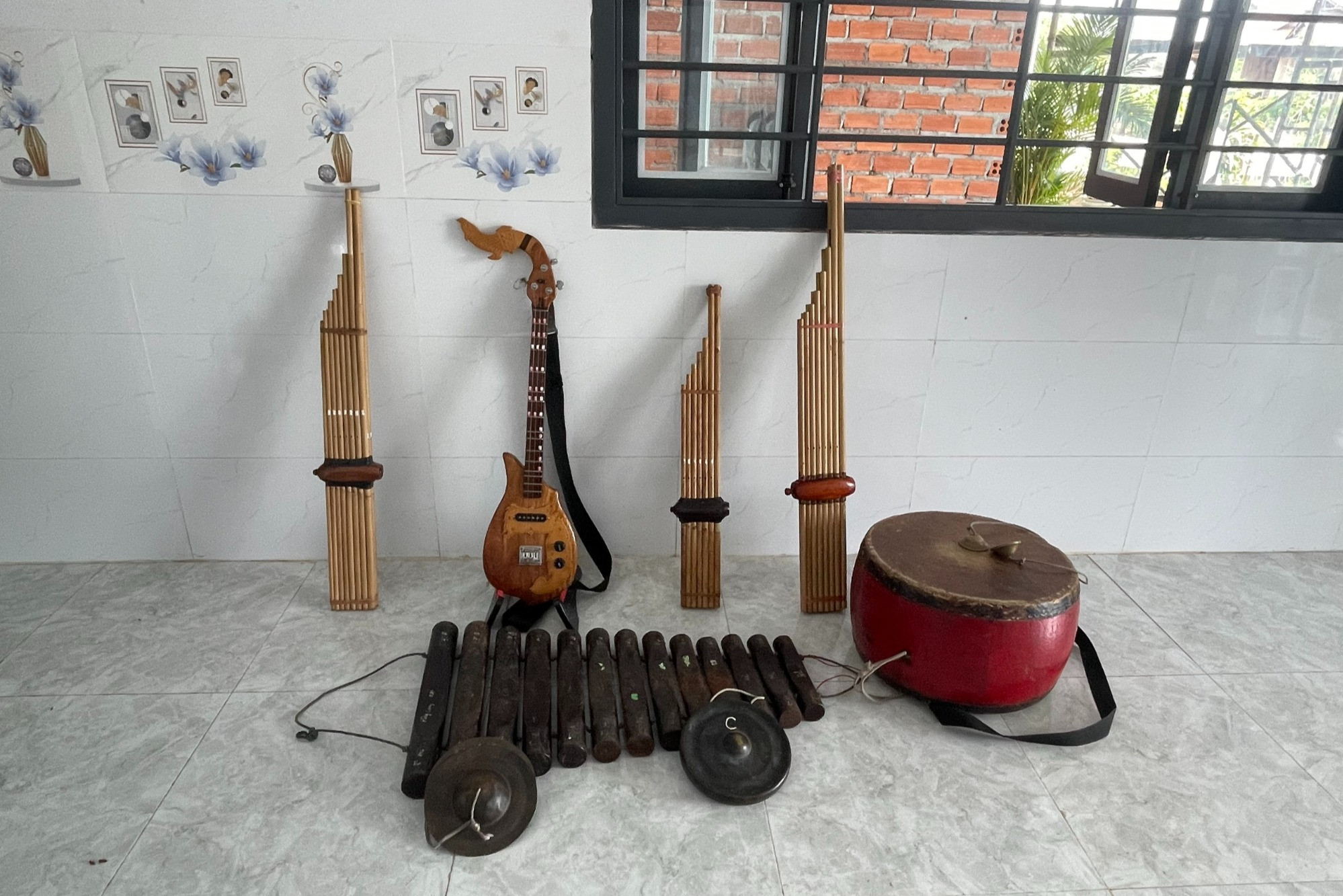 Chàng trai người Ê Đê quyết giữ gìn nhạc cụ người Lào ở huyện biên giới Buôn Đôn