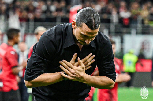 Ibrahimovic bật khóc nói câu giã từ bóng đá