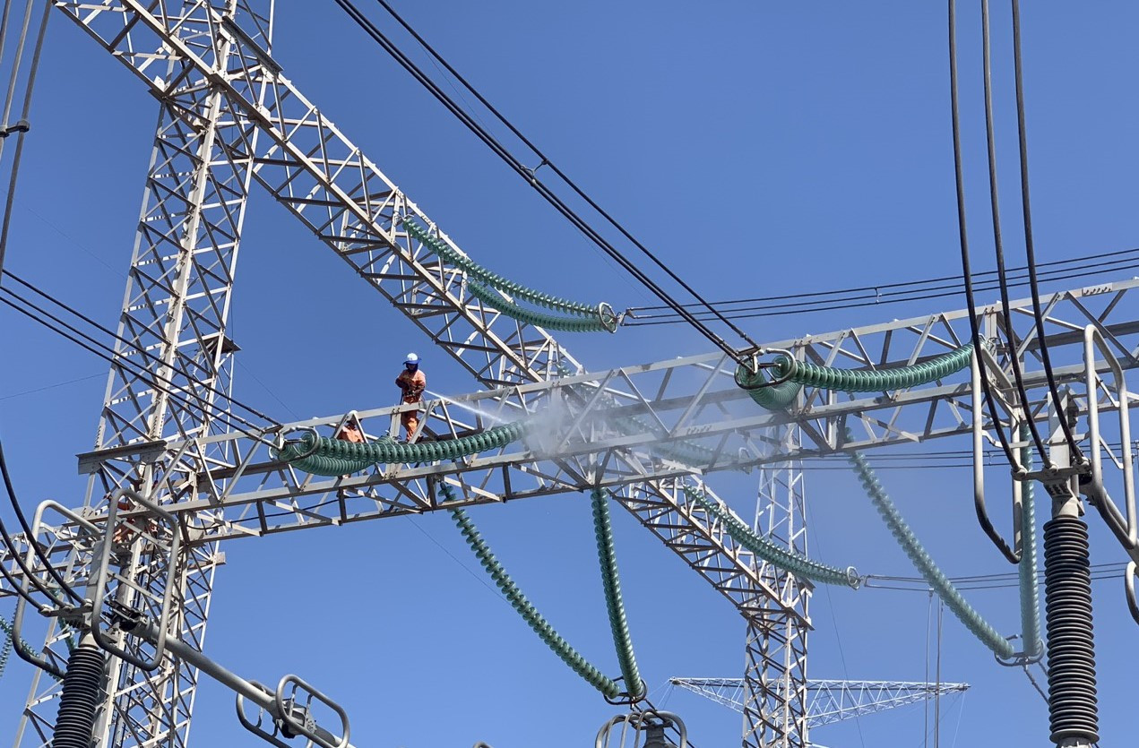 Minister explains why Vietnam imports electricity from China and Laos