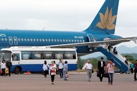 Ô tô chở đề thi tốt nghiệp THPT 2023 được vào đến chân cầu thang máy bay